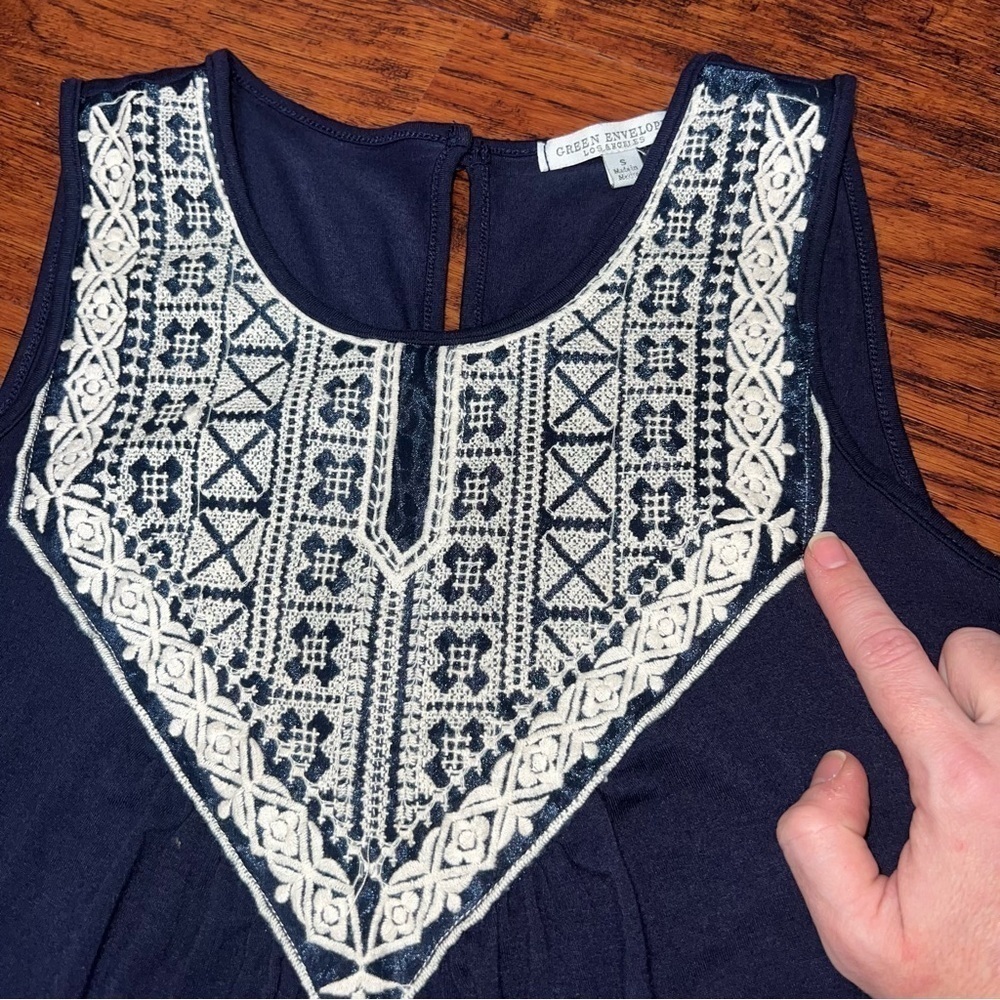 Green Envelope Los Angeles Flowy Sleeveless Navy Blouse White Lace Embroidered - Picture 6 of 8